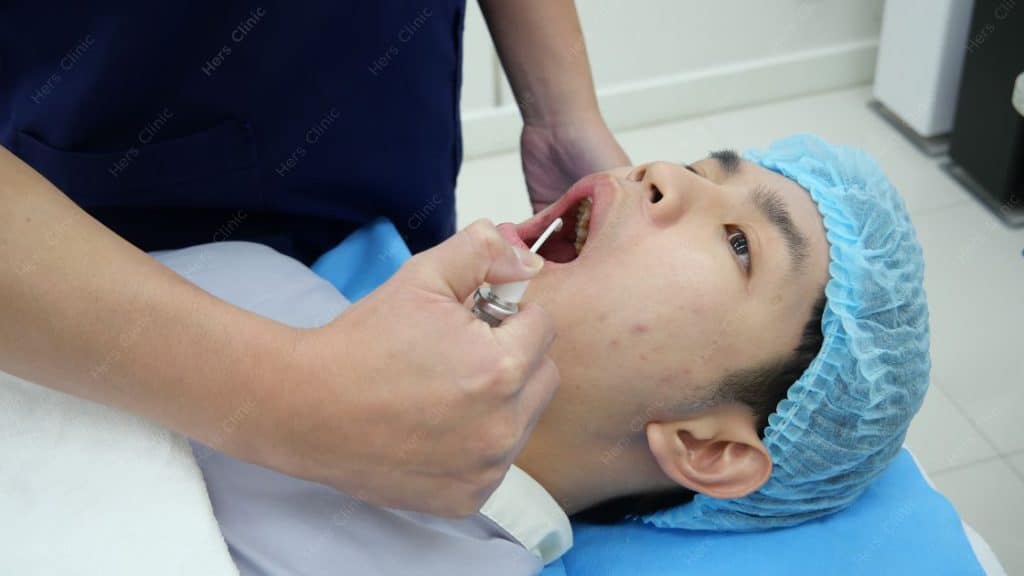 1.ผ่าตัดไขมันกระพุ้งแก้ม