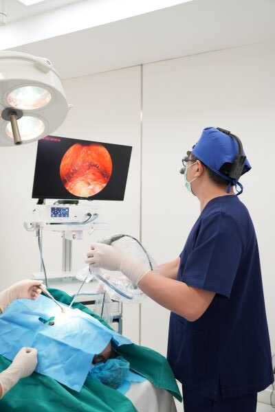 แพทย์กำลังทำการผ่าตัด Endoscopic Neck Lift ด้วยเทคนิคส่องกล้องที่ HERS clinic